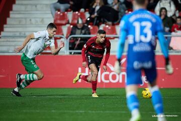 Mantilla contra Gabri Martínez fue el principal duelo del Mirandés 0-0 Racing.