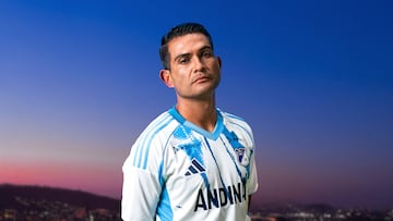 La camiseta rinde tributo a las nubes azules de los extintores en las salidas del equipo a la cancha, llevando en su color y textura la pasión y la energía de la hinchada.