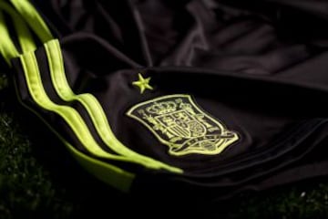 Negra y flúor, así es la nueva segunda equipación de la selección española de fútbol para el Mundial de Brasil 2014.