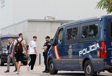 Con un alto dispositivo de seguridad, el Valencia Basket recibe al Maccabi de Tel Aviv en la tercera jornada de la Euroliga. El partido ha sido declarado de alto riesgo y habrá cerca de 700 agentes velando por la seguridad dentro y fuera del pabellón.