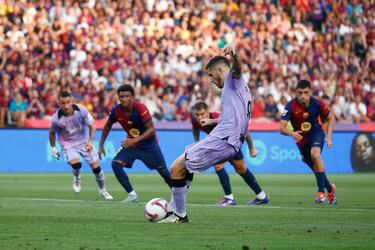 Luego de la revisión en el VAR tras lo sucedido en el área con Cubarsi, el árbitro sancionó la falta, misma que Sancet se encargó de cobrar de manera perfecta para empatar el partido.
EFE/Quique García