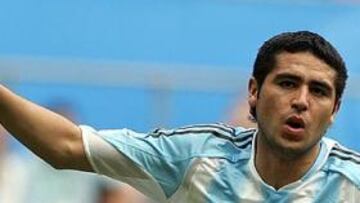 <b>EL MEJOR.</B> Riquelme ha vuelto a ser el mejor de la selección argentina.