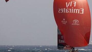 <b>MALA FORTUNA.</b> Los 'kiwis' rompieron su 'spinnaker' y perdieron otra vela, por lo que no pudieron hacer nada para impedir el triunfo suizo.