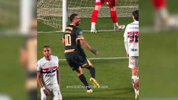 El árbitro lo escuchó y de inmediato le sacó la roja, para dejar al equipo de Gandolfi con 10 jugadores en el Morumbí.