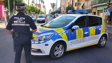 Un turista pierde su cartera con 1.000 dólares en mitad de Sevilla y la Policía Local es capaz de encontrarlo en Australia