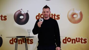 Imagen del chef Dabiz Mu&ntilde;oz durante la presentaci&oacute;n de su nuevo donuts.
