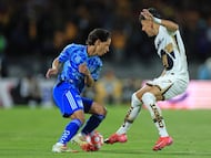 Diego Lainez (L) of Tigres fights for the ball with Jorge Ruvalcaba (R) of Pumas during the 9th round match between Pumas UNAM and Tigres UANL as part of the Liga BBVA MX, Torneo Apertura 2025 at Olimpico Universitario Stadium, on September 20, 2025 in Mexico City, Mexico.