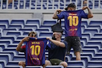 Aficionados con camisetas de Leo Messi en la previa del encuentro.