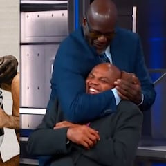 Shaq emulates Draymond Green, puts Chuck in chokehold