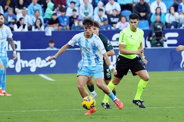 Un autogol de Pastor en el 96 silencia La Rosaleda y alivia al Almera