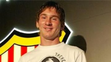 <B>Y SIN JUGAR.</B> Messi empieza a recoger galardones cuando apenas ha jugado con el primer equipo del Barcelona.