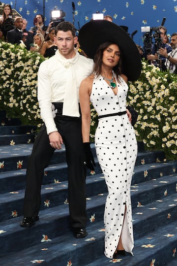 Nick Jonas y Priyanka Chopra Jonas posan en la alfombra roja de la MET Gala 2025.