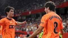 SEVILLA, 11/08/2023.- El delantero del Valencia Javi Guerra (d) celebra con Gonzalbez Gilabert tras marcar el segundo gol ante el Sevilla, durante el partido de LaLiga disputado este viernes en el estadio Sánchez Pizjuán, en Sevilla. EFE/José Manuel Vidal
