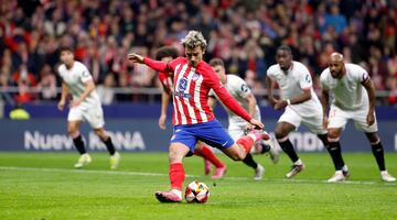 Antoine Griezmann en el momento del impacto su pie de apoyo resbala y manda el balón a las nubes.