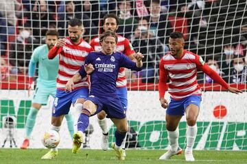 Gonalons (Granada CF), Modric (Real Madrid CF) y Luis Suárez (Granada CF)