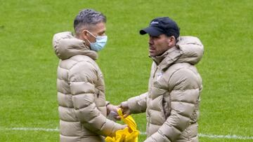 Simeone y Nelson Vivas, en el entrenamiento.
