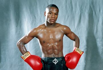 Floyd Mayweather solo tenía 21 años cuando se enfrentó a Genaro Hernández el 8 de diciembre de 2007 en el Hilton de Las Vegas. Fue la primera pelea titular del estadounidense y no falló. Hernández era un veterano, con mucha más experiencia que él, que tenía 17 combates en ese momento. Era el campeón CMB del superpluma en ese momento. 
El joven estadounidense salió fuerte, imponiendo su boxeo. Se movía rápido, controlaba el ritmo del choque y con su juego de pies salía de cualquier aprieto. La experiencia de Genaro no pudo con la estrella ascendente, y su esquina tiró la toalla en el octavo asalto. Después de esto se retiró del boxeo. 
