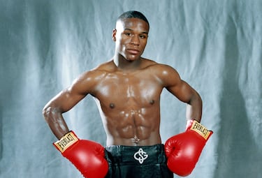 Floyd Mayweather solo tenía 21 años cuando se enfrentó a Genaro Hernández el 8 de diciembre de 2007 en el Hilton de Las Vegas. Fue la primera pelea titular del estadounidense y no falló. Hernández era un veterano, con mucha más experiencia que él, que tenía 17 combates en ese momento. Era el campeón CMB del superpluma en ese momento. 
El joven estadounidense salió fuerte, imponiendo su boxeo. Se movía rápido, controlaba el ritmo del choque y con su juego de pies salía de cualquier aprieto. La experiencia de Genaro no pudo con la estrella ascendente, y su esquina tiró la toalla en el octavo asalto. Después de esto se retiró del boxeo. 
