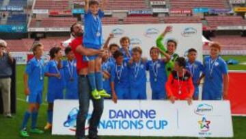 Kiko levanta al capitán del Puerto Malagueño, campeón de la Fase Sur de la Danone Nations Cup.