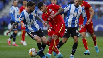 Olivera disputa un balón con Calero durante el partido.
