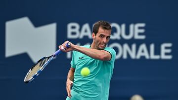MONTREAL, QUEBEC - AUGUST 11: Albert Ramos-Vinolas of Spain hits a return against Hubert Hurkacz of Poland during Day 6 of the National Bank Open at Stade IGA on August 11, 2022 in Montreal, Canada. Minas Panagiotakis/Getty Images/AFP
== FOR NEWSPAPERS, INTERNET, TELCOS & TELEVISION USE ONLY ==