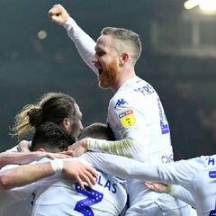 Leeds de Bielsa remonta otra vez y se afianza en el liderato