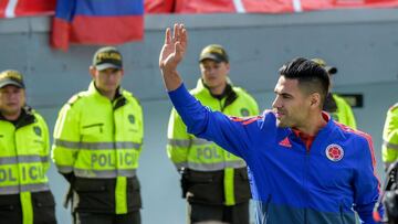 Radamel Falcao saluda a los hinchas que lo esperaban en El Campín