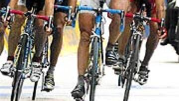 <b>AL LADO DE LA LEYENDA. </b>Astarloa, a la derecha de Museeuw.