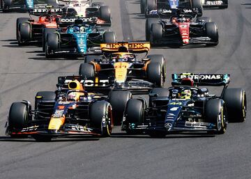 Adelantamiento de Max Verstappen a Lewis Hamilton en la salida de Hungaroring.