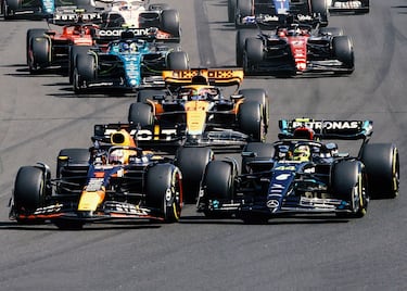 Adelantamiento de Max Verstappen a Lewis Hamilton en la salida de Hungaroring.