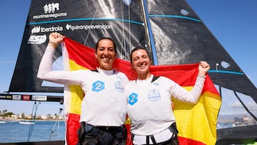 Paula Barceló y María Cantero, instantes después de proclamarse campeonas del mundo de 49erFX en Cagliari (Italia).