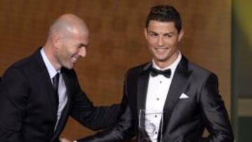 Zidane con Cristiano en la Gala del Bal&oacute;n de Oro de 2014.