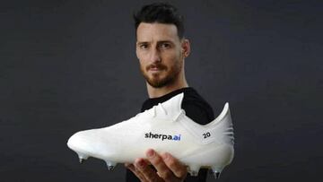 Aduriz enseña sus botas, que ahora cuelga.