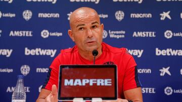 Paco López en la sala de prensa del Ciutat de València.