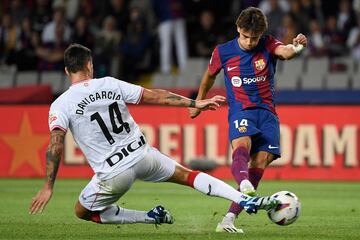 Dani Garc¨ªa intenta detener un disparo de Joao Felix.