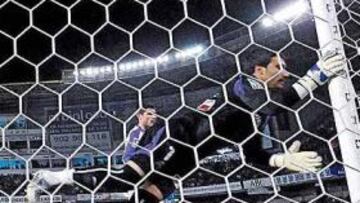 <b>ASENJO FUE UN MURO</b> El meta tuvo mucho trabajo en la última media hora. Rechazó tres disparos de Sneijder y tras el último de ellos quedó lesionado de la pierna izquierda. Medio tocado, sacó un mano a mano a Raúl.