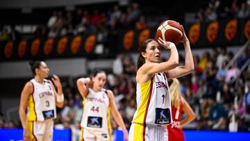 CASTELLÓN DE LA PLANA , 10/11/2024.- La jugadora española Helena Pueyo (d) lanza a canasta durante el partido entre España y Croacia, clasificatorio para el Eurobasket femenino, este domingo en Castellón de la Plana. EFE/ Andreu Esteban