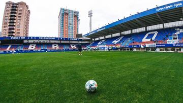 Sesi&oacute;n de entrenamiento de esta semana del Eibar en su estadio de Ipurua, para adaptarse mejor a la nueva hierba, con trazas artificiales.