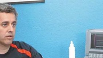 <b>ÚLTIMA TECNOLOGÍA. </b>El doctor Villalón mostró el funcionamiento del ecógrafo sobre García Calvo.