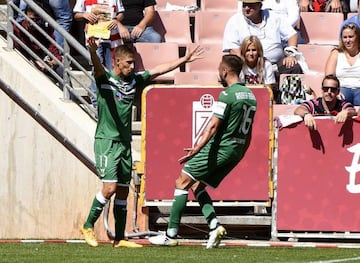 Szymanowski celebra el gol en Granada con Robert.