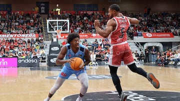 MURCIA, 16/10/2025.- El jugador del Río Breogán Bakary Dibba (i) con el balón ante el jugador del Ucam Murcia CB David de Julius, durante el partido de la jornada 7 de la Liga Endesa, que disputan el Ucam Murcia CB y el Río Breogán en el Palacio de los Deportes de Murcia.- EFE/ Juan Carlos Caval