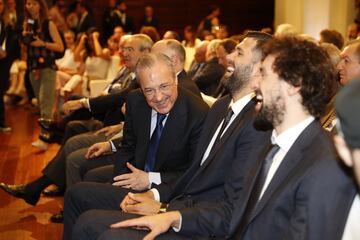 Florentino Pérez bromea con los capitanes del Real Madrid de baloncesto, Sergio Llull y Felipe Reyes.