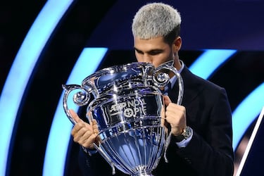 Carlos Alcaraz recibe el trofeo de número 1 del ranking ATP 2025 durante una ceremonia celebrada en Turín. 