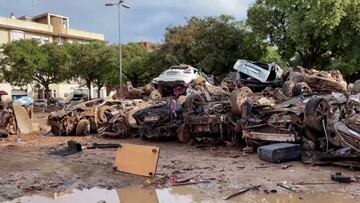Miles de coches destrozados se amontonan en las calles de Valencia como consecuencia de la DANA