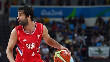 Serbia&#039;s guard Milos Teodosic holds on to the ball during a Men&#039;s round Group A basketball match between USA and Serbia at the Carioca Arena 1 in Rio de Janeiro on August 12, 2016 during the Rio 2016 Olympic Games. / AFP PHOTO / Andrej ISAKOVIC
