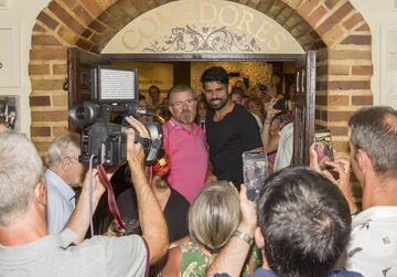 Diego Costa fotografiándose con un seguidor rojiblanco.