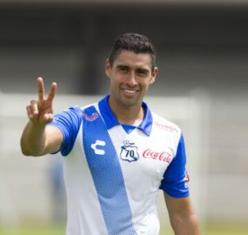 En la actualidad milita en el Puebla, cuando había hecho toda su carrera con Chivas.