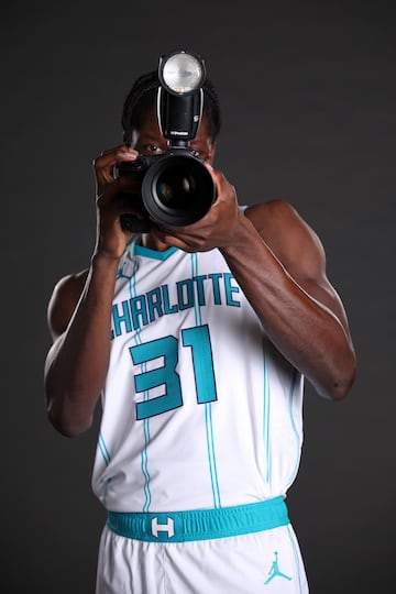 Nathan Mensah, jugador de baloncesto profesional ghanés de los Charlotte Hornets.