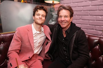 El actor Dennis Quaid posa junto a su hijo el actor Jack Quaid.