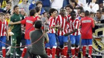 <b>ALEGRÍA ROJIBLANCA. </b>Los jugadores del Atlético celebran su clasificación para las semifinales del torneo.